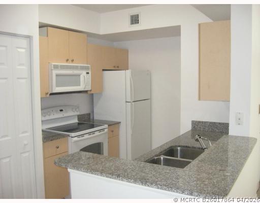 Foto del edificio - 2421 Centergate Dr