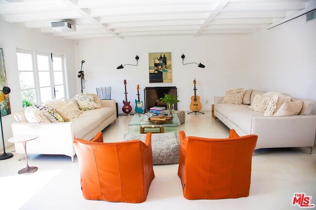 Foto del edificio - 3817 Surfwood Rd