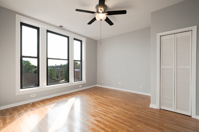 Foto del edificio - 2418 N Clybourn Ave