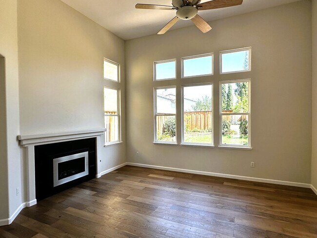 Building Photo - Gorgeous 3 bedroom, 2.5 bathroom home in H...