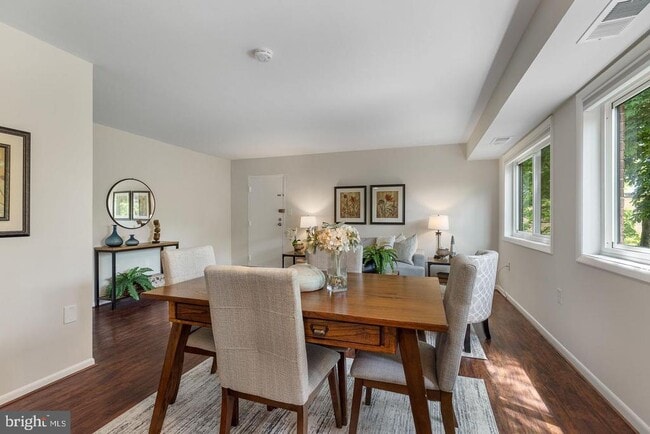 Foto del edificio - 3330 S 28th St