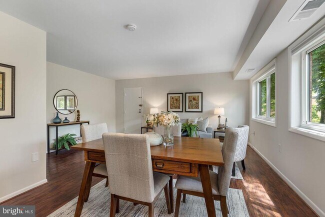 Building Photo - 3330 S 28th St