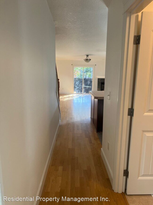 Building Photo - 3 br, 2.5 bath House - 546 NE 79th Ave.