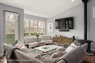 Building Photo - 712 Evans Ct