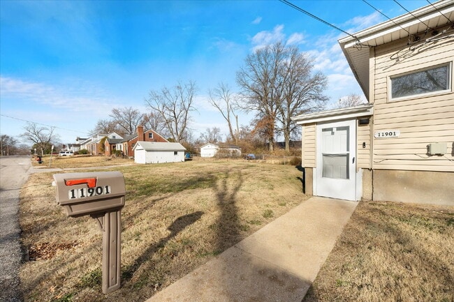 Photo - "Charming 3-Bed Haven with Hardwood Floors & 2 Full Baths in St. Louis!"  Hazelwood Schools.  Sec... Apartment