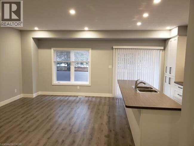 Building Photo - 291 Falcon Dr