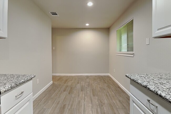 Foto del edificio - 4523 Bayou Vista Dr