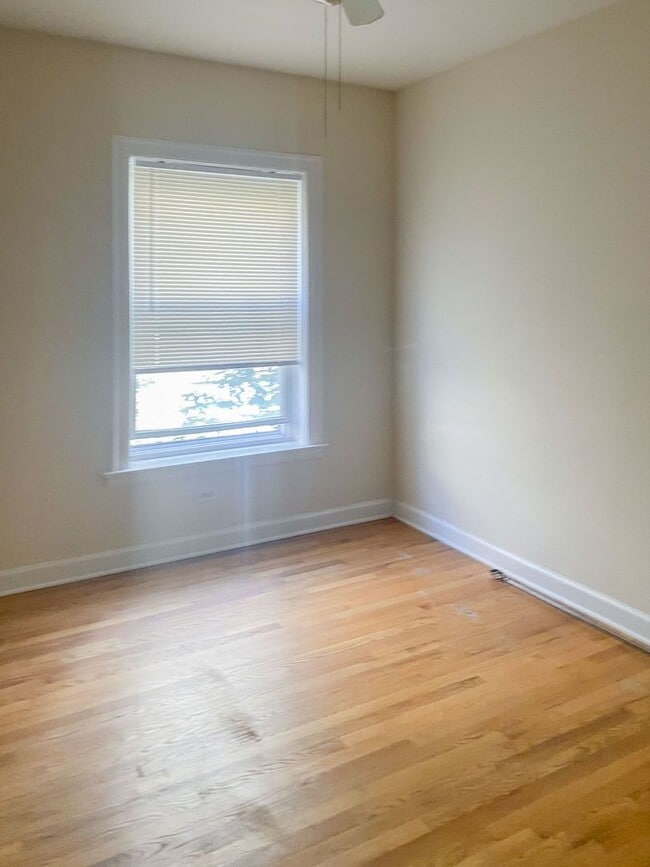Interior Photo - 3912-28 N. Pine Grove