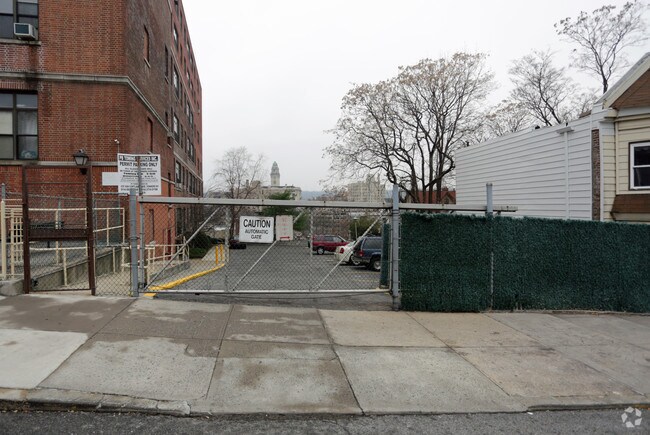 Foto del edificio - Maragaret M Hughes Manor