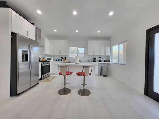 Foto del edificio - 10573 Sycamore Ave