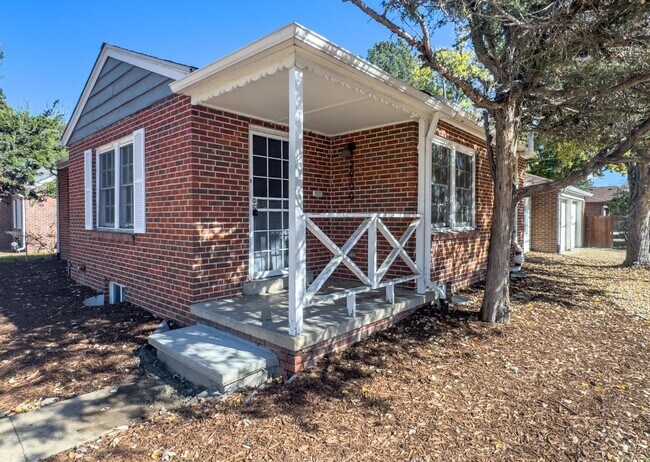 Foto del edificio - Spacious 5-Bedroom Gem on Locust Street – ...