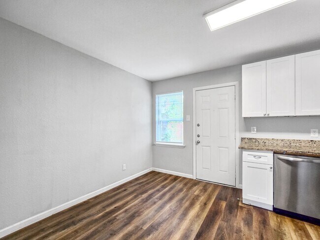 Building Photo - 3 BR/1BA | Updated Single Family Home | 1-Car Covered Parking | Gated backyard !