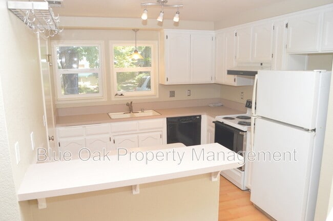 Building Photo - 20 Fairgate Ln