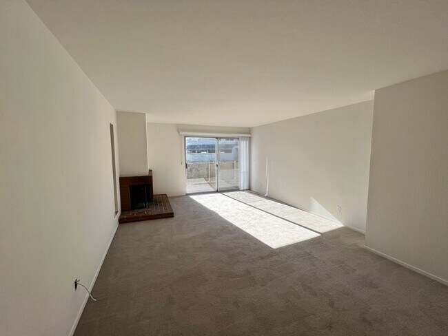 Foto del edificio - LARGE ONE BED ONE AND HALF BATH UPPER END ...