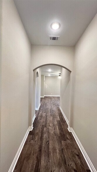 Foto del edificio - 6110 Coles Ln