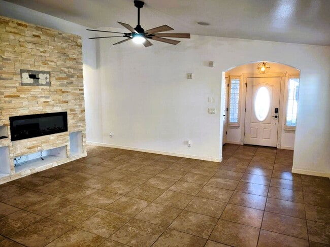 Foto del edificio - Immaculate Single Level Eastside Home With Refrigerated Air Located In Quiet Neighborhood