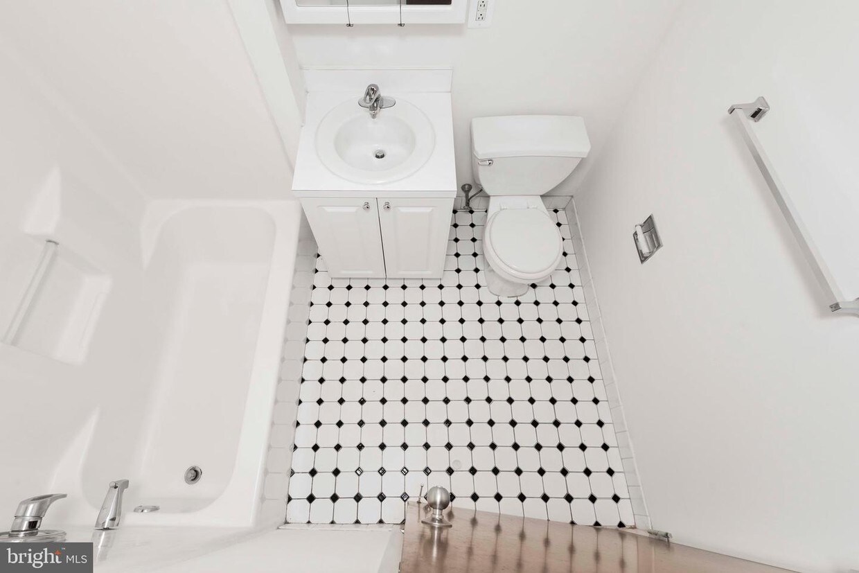 Primary Photo - 701 Sansom St