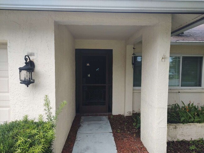 Foto del edificio - "Fully Furnished 2-Bedroom 2 Full Baths in New Port Richey – Your Perfect Retreat Awaits!"
