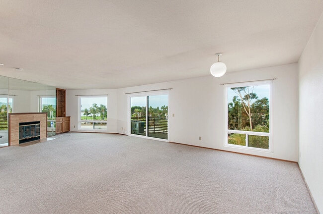 Building Photo - BEAUTIFUL BAY PARK CONDO W/ BAY VIEWS! - 2...