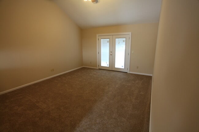 Building Photo - Duplex in Auburn - Available August!