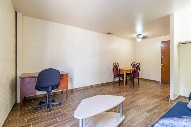 1BR, 1BA - 650SF - Updated - Living/Dining Room - Tradewind Apartments