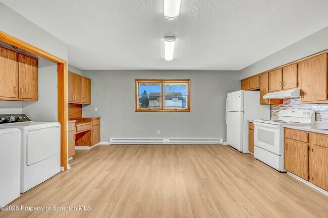 Foto del edificio - 809 Moosic Rd