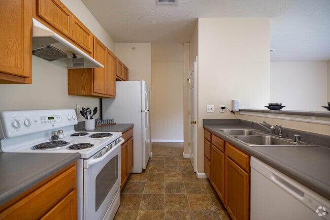 1BR, 1BA - 890SF - Kitchen - The Legends at Steeplechase