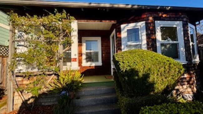 Foto del edificio - Classic Santa Cruz Beach Bungalow Near Harbor & Seabright Beach