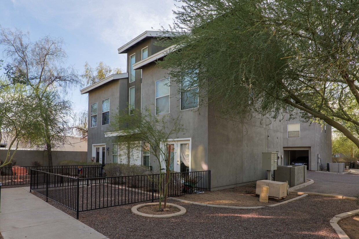 Primary Photo - Roosevelt West Townhomes