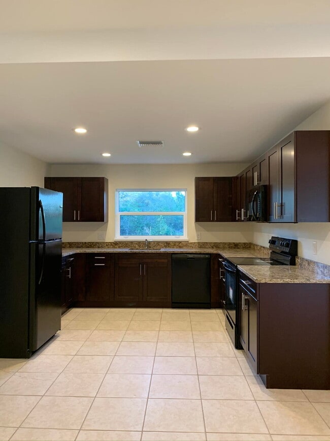 Building Photo - 2 Bedroom and 2 Bathroom with Bonus Room!