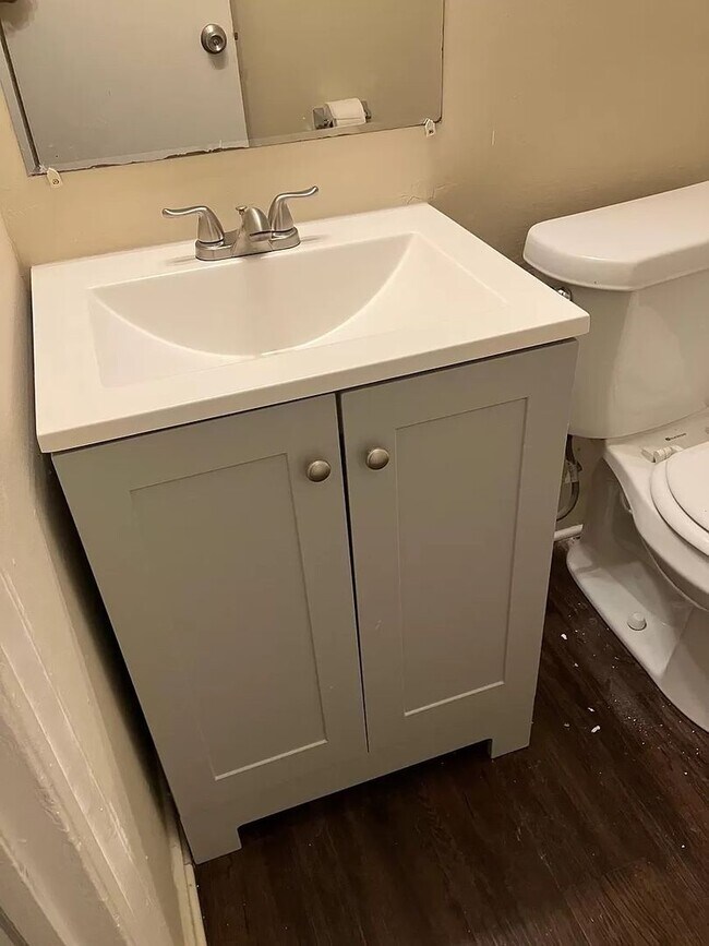 Building Photo - Room for Rent in 4 Bedroom Home at Hagler Dr