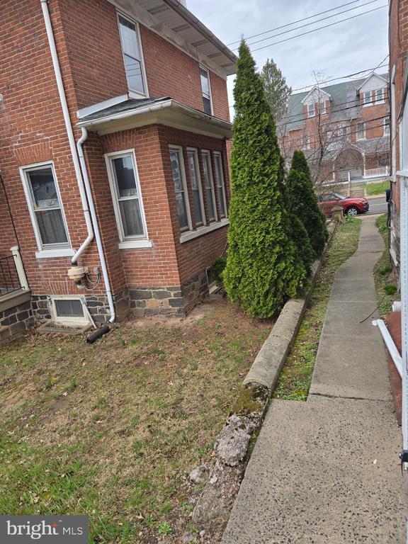 Building Photo - 102 W Broad St