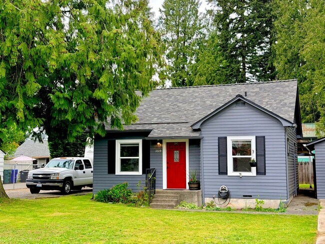 Building Photo - Charming Everett Home with Spacious Backyard, Garage, and Bonus Flex Spaces