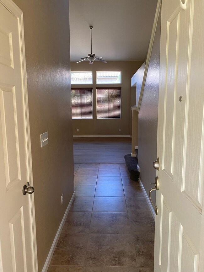 Building Photo - 2 BEDROOM 2.5 BATHROOM  + LOFT - 5233 W. F...