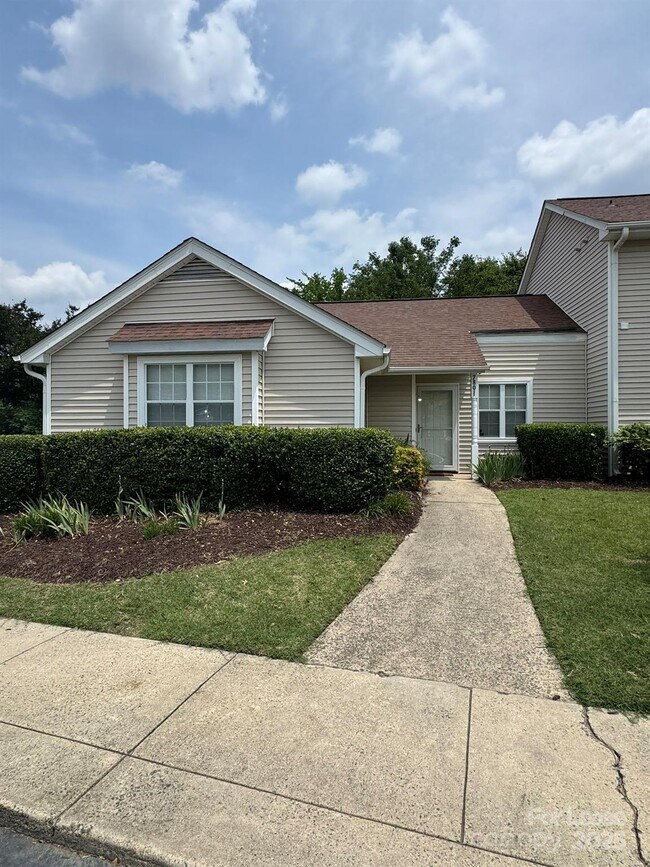 Foto del edificio - 7801 Renaissance Ct