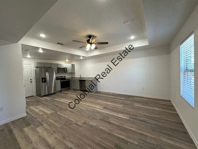 Foto del edificio - Updated and spacious, less than a year old...