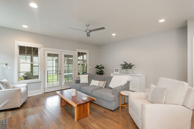 Foto del edificio - FURNISHED 3 Bedroom 3 Full Bath Home Now A...