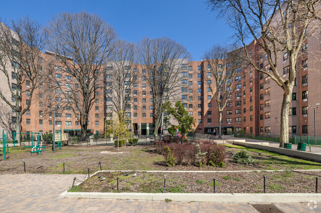 Patio interno del edificio. - Riverdale Osborne Towers