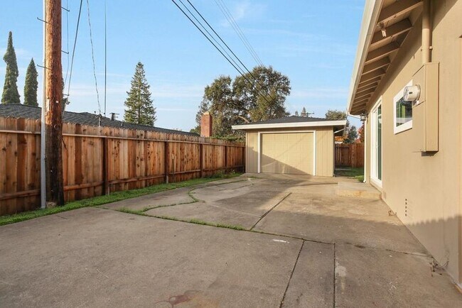 Foto del edificio - 3861 Spencer Way