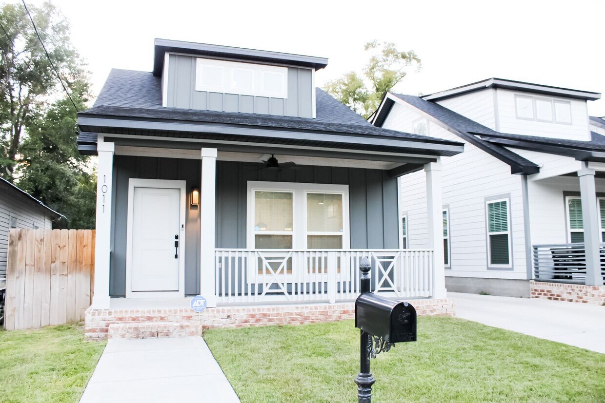 Primary Photo - Newer Construction Home Near Downtown Pens...