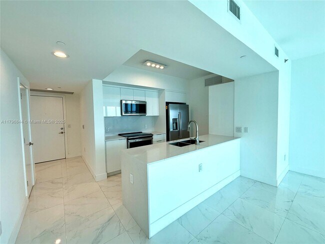 Building Photo - 950 Brickell Bay Dr