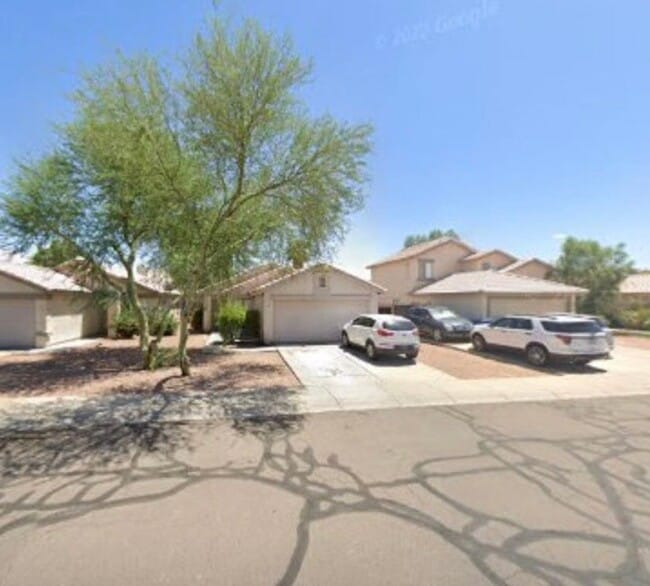 Building Photo - 10617 W Poinsettia Dr