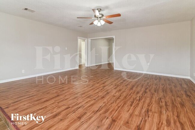 Foto del edificio - 4303 Trail Lake Dr