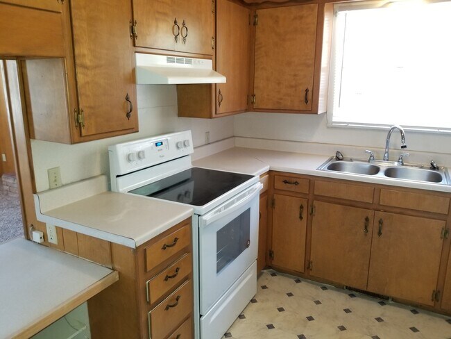 Building Photo - LARGE 1 BEDROOM WITH CARPORT BRICK HOME