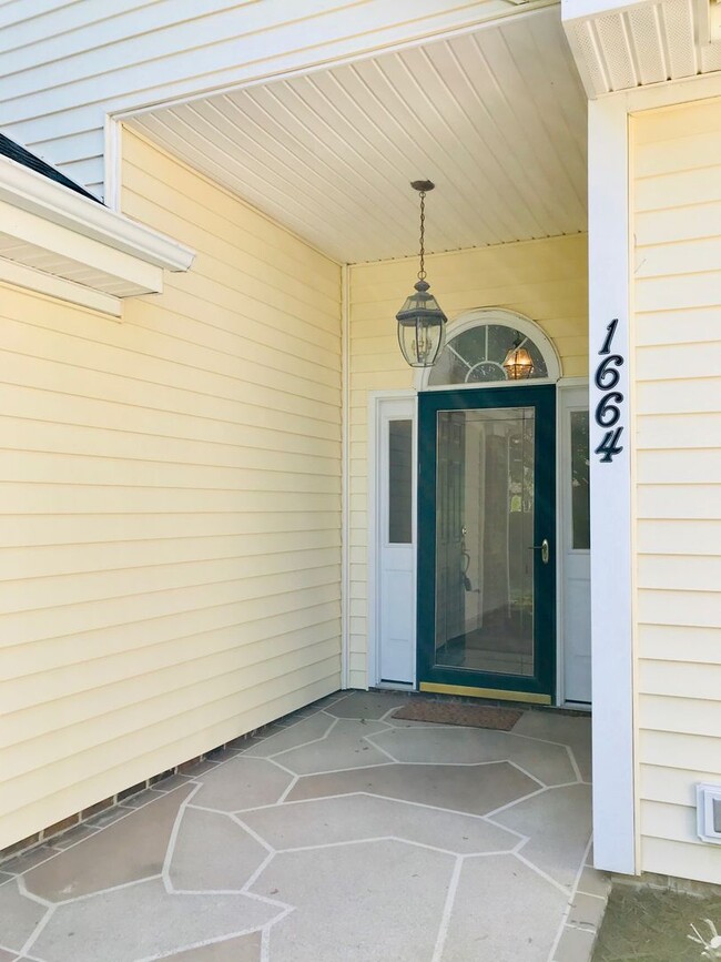 Building Photo - 4 bedrooms, outdoor privacy and over 2,000...