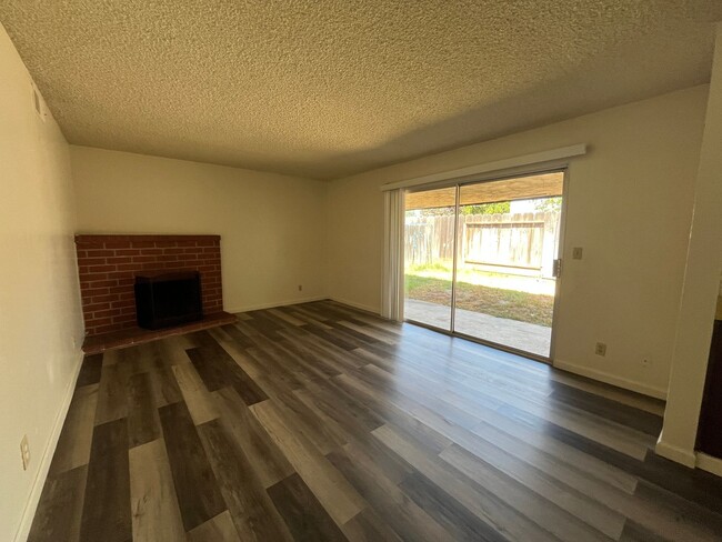 Building Photo - 3581