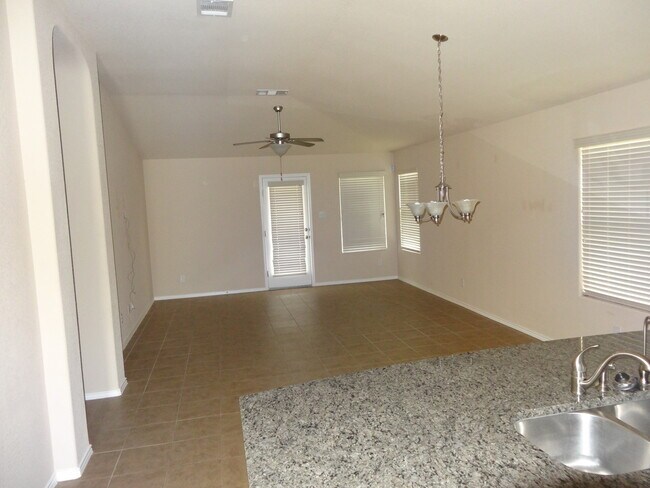 Foto del edificio - Beautiful 3 bedroom / 2 bathroom home in C...