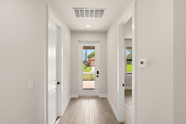Foto del edificio - New 3/2 Pool Home for Rent on Canal, Fenced Yard, Pets Welcome. Your Dog Approves of This Backyard