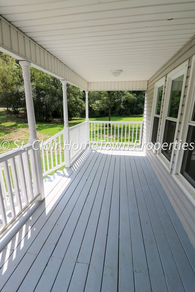 Building Photo - Spacious house close to town