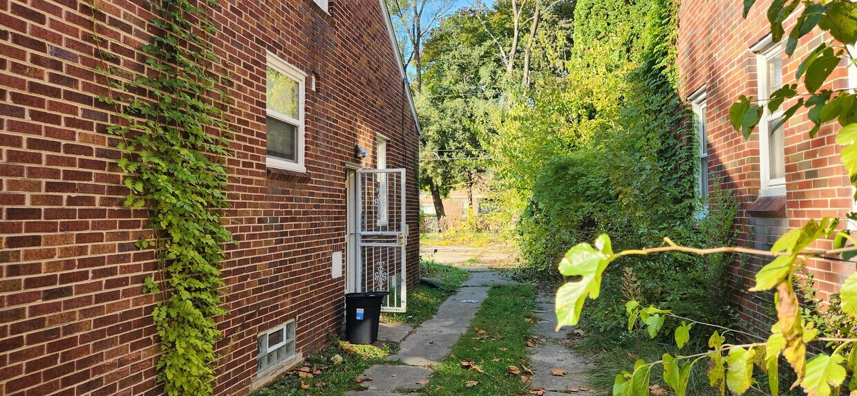 Building Photo - 18461 Strathmoor St